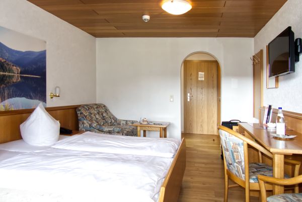 Doppelzimmer Komfort Schreibtisch, TV und Garderobe