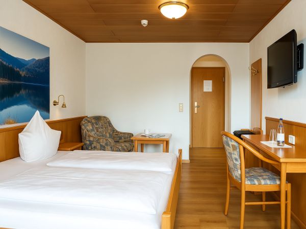 Doppelzimmer Komfort Schreibtisch, TV und Garderobe