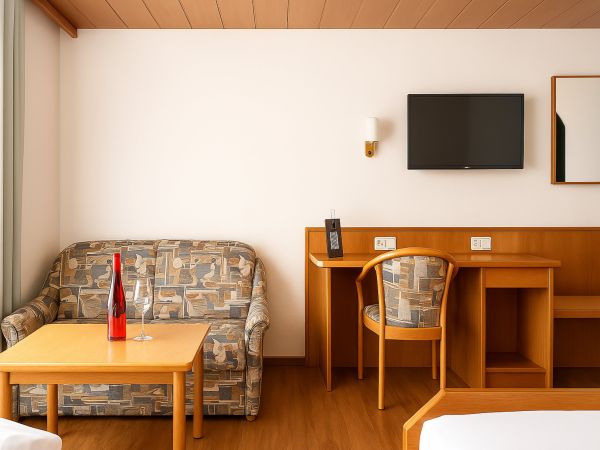 Doppelzimmer Superior Wohnteil und Schreibtisch