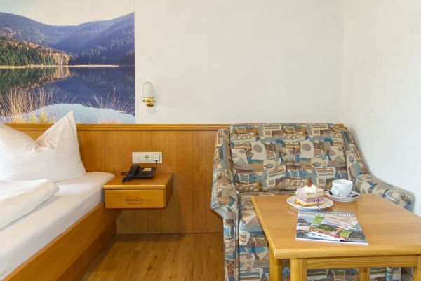 Doppelzimmer Komfort Bett und Sitzecke
